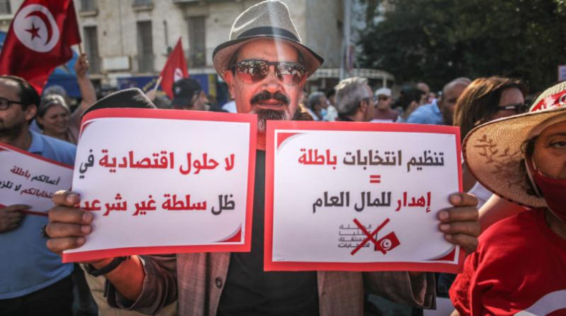 5 أحزاب تونسية تدعو إلى مقاطعة الانتخابات التشريعية.. وصفتها بـ”المهزلة” وانتقدت الرئيس سعيّد